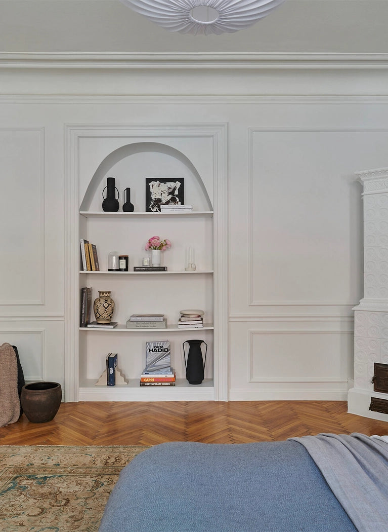 WALLSTYL ARSTYL NMC Skirting board on white wall in bedroom interior Decormania UK